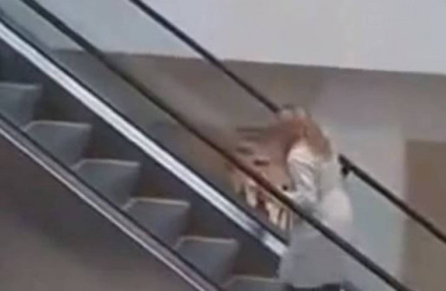 Πώς ανεβαίνει μια ξανθιά τις κυλιόμενες σκάλες!