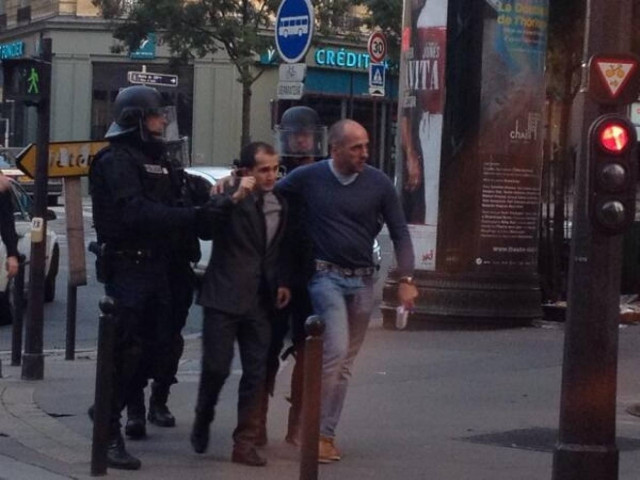 Στέγη για τον γιο του ζητά ο άνδρας που κρατά όμηρο στο Παρίσι