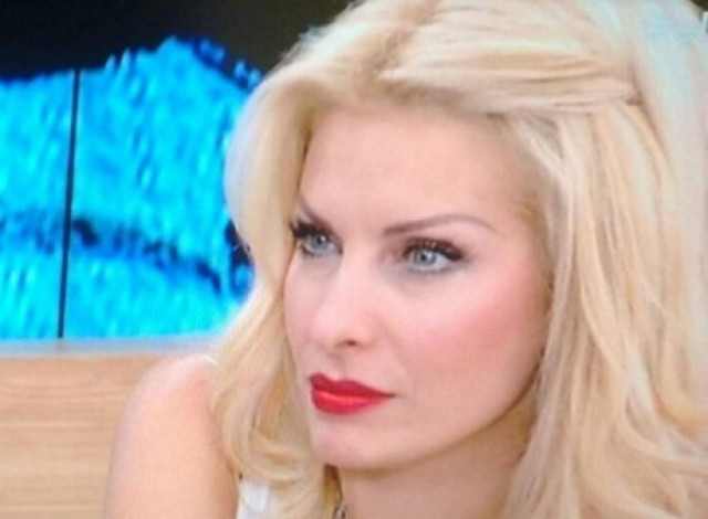 Η Μενεγάκη στα 44 της είναι μια ερωτευμένη και ανασφαλής γυναίκα