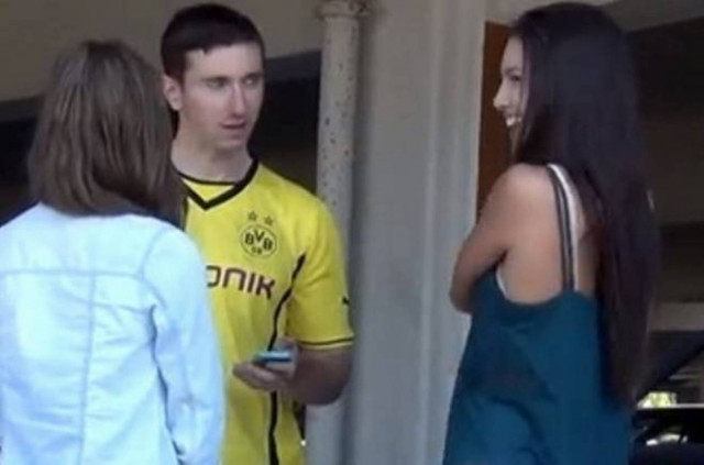 ΣΟΚ: Μιμήθηκε ποδοσφαιριστή για να «χτυπήσει» κοπέλες (Video)