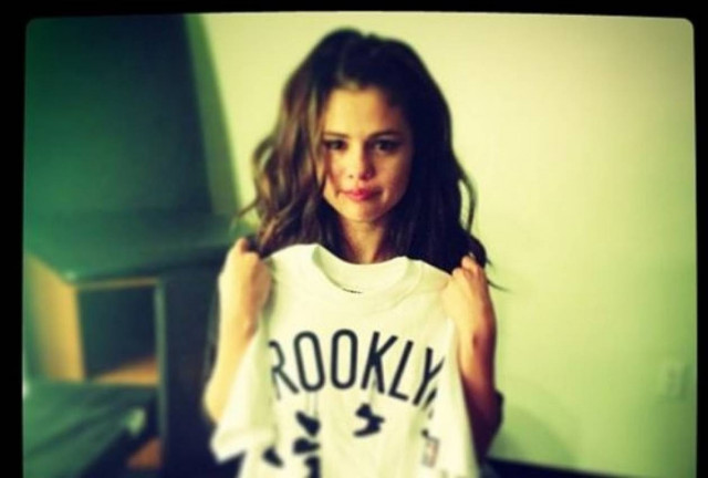 Σε κλάματα ξέσπασε η Selena Gomez επί σκηνής