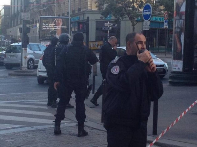 Παραδόθηκε ο ένοπλος που κρατούσε ομήρους σε τράπεζα στο Παρίσι