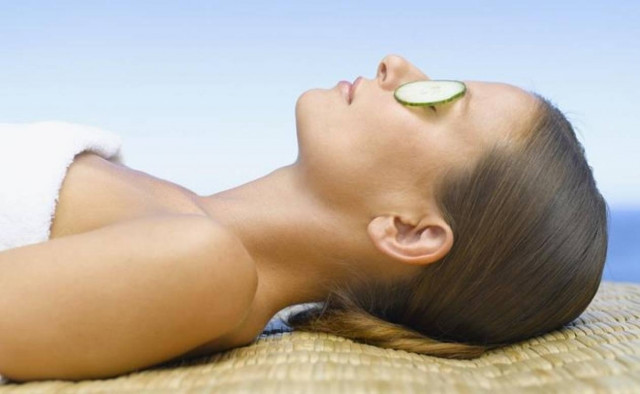 Διώξτε τους μαύρους κύκλους με τσάι και αγγούρι