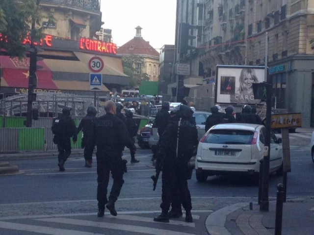 Ελεύθεροι οι δυο όμηροι από την τράπεζα της Γαλλίας (pics)