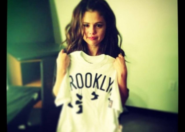 Σε κλάματα ξέσπασε η Selena Gomez επί σκηνής