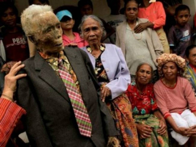 ΕΙΚΟΝΕΣ ΠΟΥ ΣΟΚΑΡΟΥΝ: Κάθε 3 χρόνια ζωντανεύουν τους νεκρούς τους