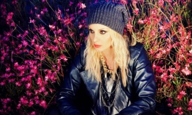 Δείτε την Πέγκυ Ζήνα αγνώριστη, μελαχρινή και με κοντό καρέ