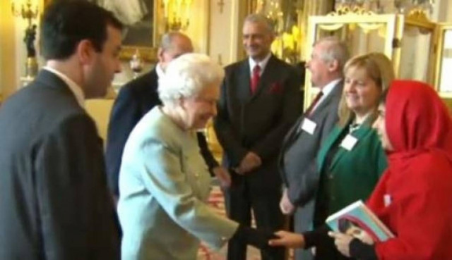 Η Μαλάλα στα ανάκτορα του Μπάκιγχαμ – Μίλησε με την Ελισάβετ