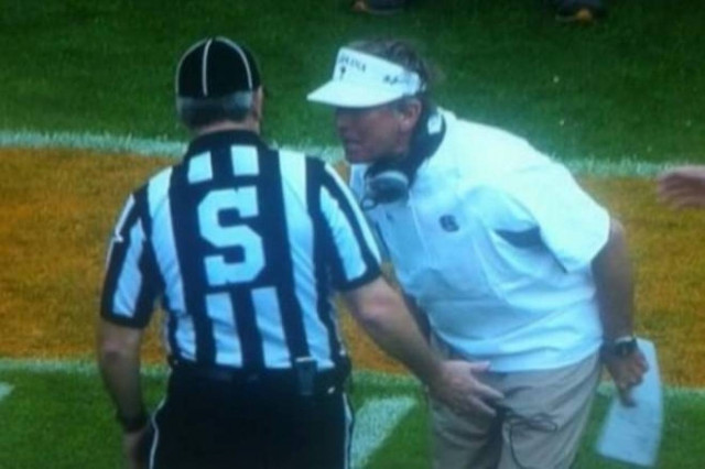 Διαιτητής έπιασε τα γεννητικά όργανα προπονητή! (photo)