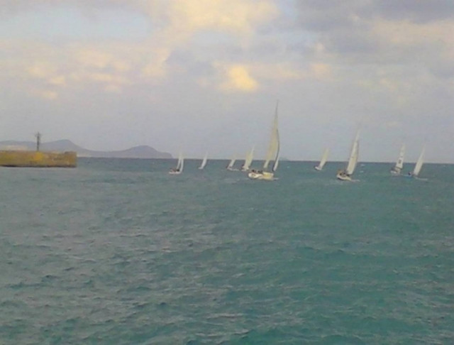 Σκάφος «χτύπησε» στα βράχια