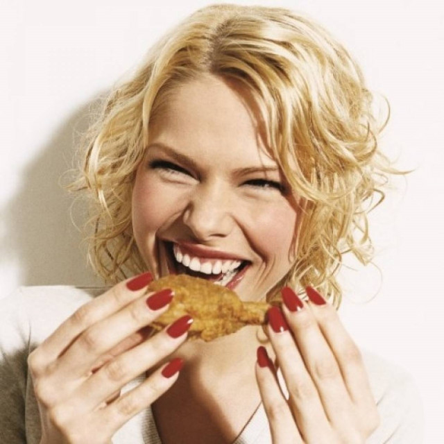 Φαγητό: 4 τρόποι να στείλετε το μήνυμα ότι χορτάσατε