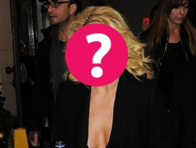 Eίναι μητέρα 2 παιδιών αλλά το ντεκολτέ... ντεκολτέ: Ποια είναι;