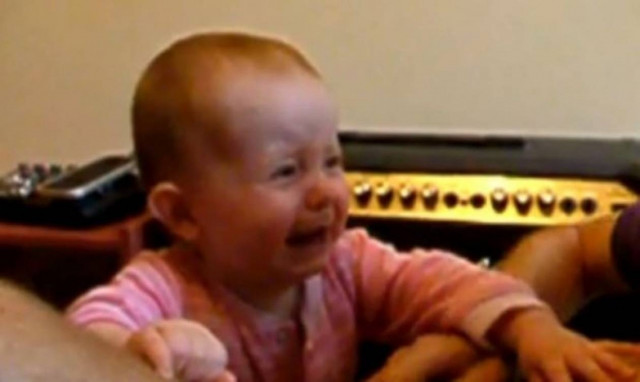 Όταν ο μπαμπάς λέει «όχι» στις αγκαλιές (βίντεο)