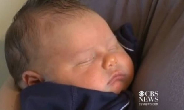 Μητέρα θήλασε λάθος μωρό!