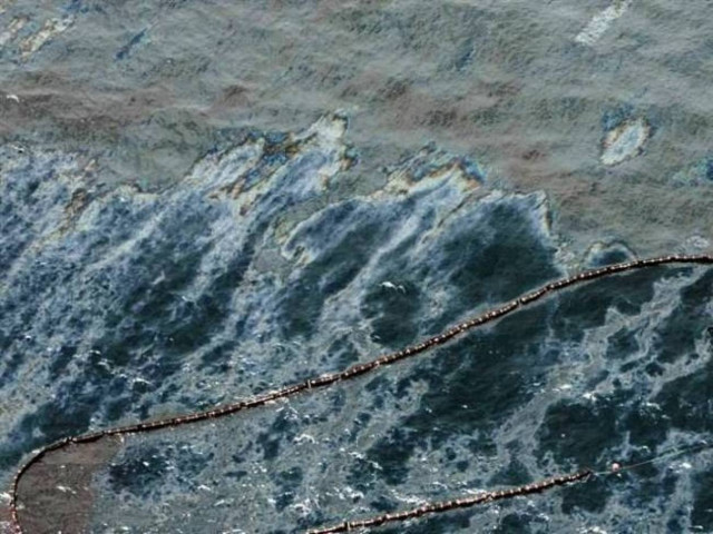 Θαλάσσια ρύπανση στη μαρίνα Φλοίσβου