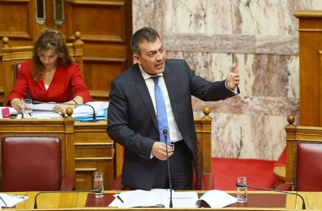 Ο Γ. Βρούτσης ενημερώνει τη Βουλή για τα ασφαλιστικά ταμεία