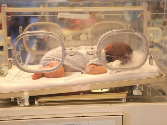 Πάνω από 40 υποθέσεις για κυκλώματα εμπορίας βρεφών