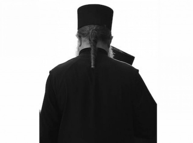 Παπάς έκαψε το αυτοκίνητο του εραστή της γυναίκας του!