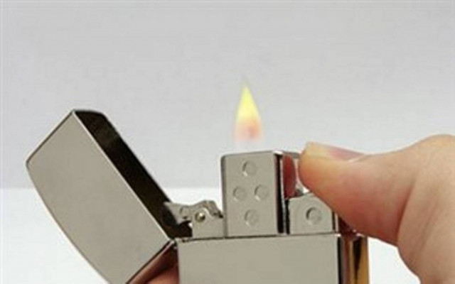 ΣΟΚ: Bασάνισε τον γιο της και του έκαψε το... πέος με αναπτήρα