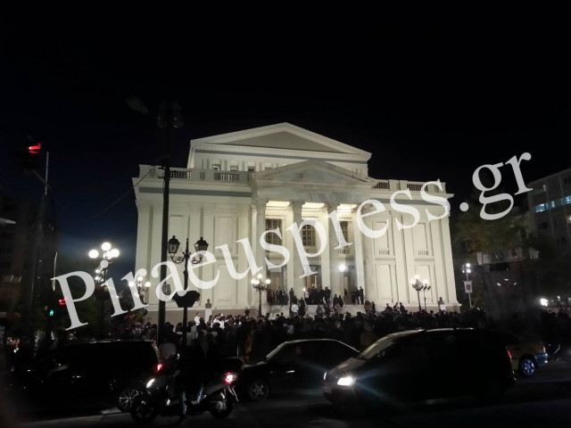 ΤΩΡΑ: «Πλημμύρισε» από κόσμο το Δημοτικό Θέατρο! (Φωτορεπορτάζ)