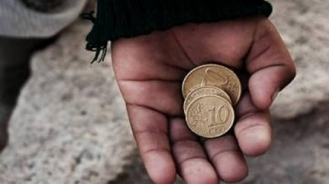 Πάτρα: 23χρονη έβαζε τα παιδιά της να ζητιανεύουν