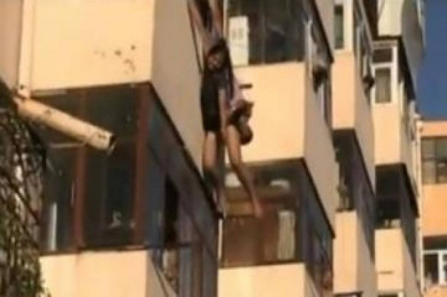 ΣΟΚ στην Πάτρα: Εκείνη έπεφτε στο κενό και εκείνος...