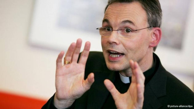 Ο Ποντίφικας έπαψε τον...ανοιχτοχέρη επίσκοπο