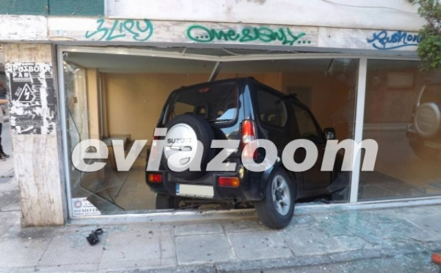 Εύβοια: Τζιπ... ισοπέδωσε κατάστημα (vid)