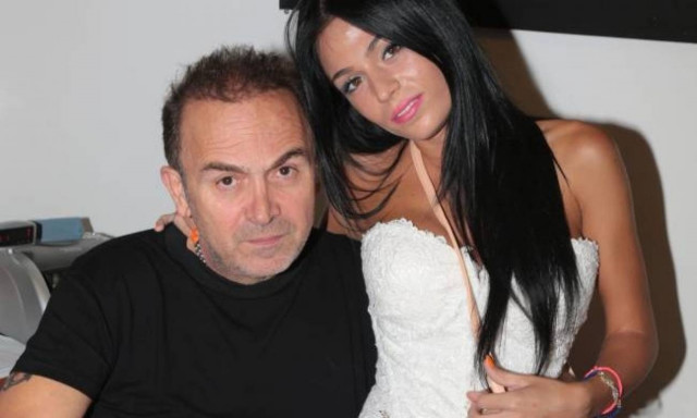 Ο Σταμάτης Γονίδης γράφει για την κόρη του. Δείτε τους στο στούντιο!