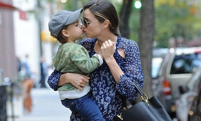 Το τρυφερό φιλί της Μιράντα Κερ στον γιο της!