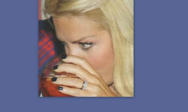 Ελένη Μενεγάκη: Δεν αποχωρίζεται με τίποτε την βέρα της!