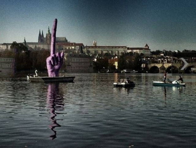 Το μεσαίο δάχτυλο που… «κοσμεί» την Πράγα