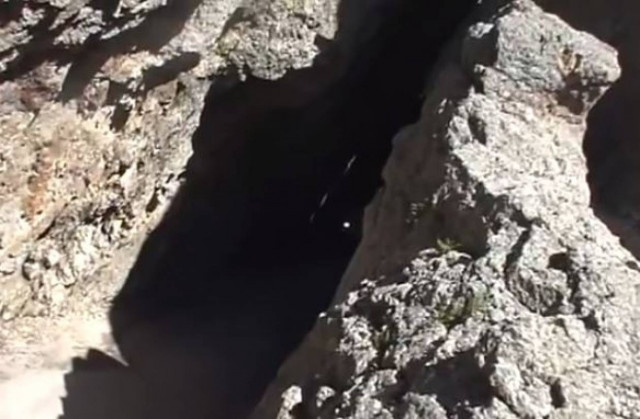 Δεν θα πιστεύετε, αυτό που θα εμφανιστεί μέσα από σπηλιά!