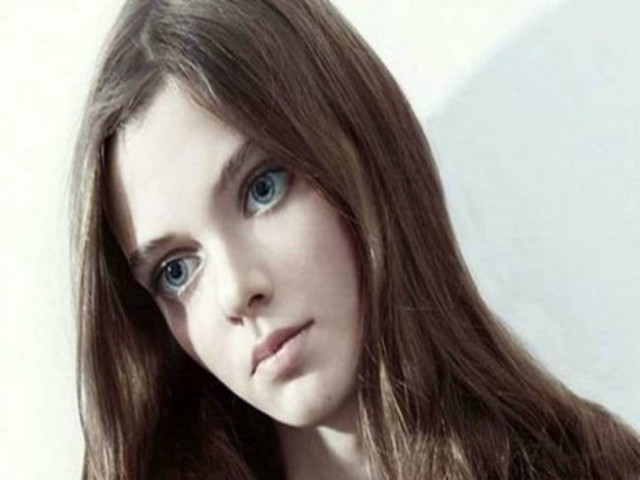 Το μοντέλο με τα τεράστια μάτια κούκλας που προκαλεί αίσθηση