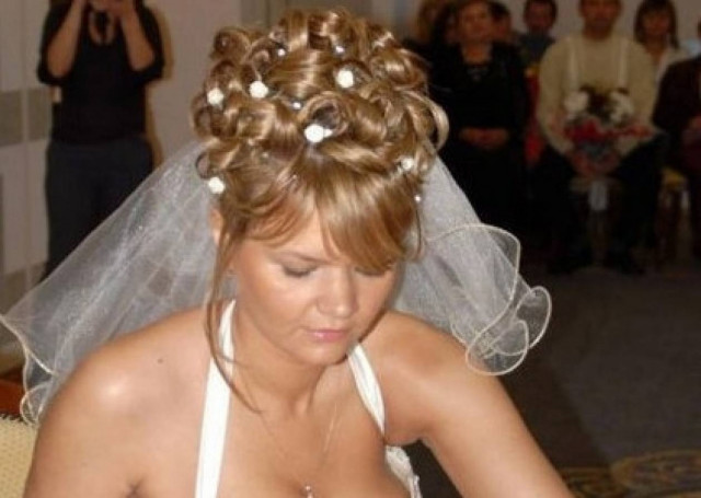 Δείτε τη νύφη που ξετρέλανε το Facebook (pic)