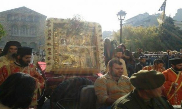 Σε κατανυκτικό κλίμα η λιτάνευση των λειψάνων του Αγίου Δημητρίου