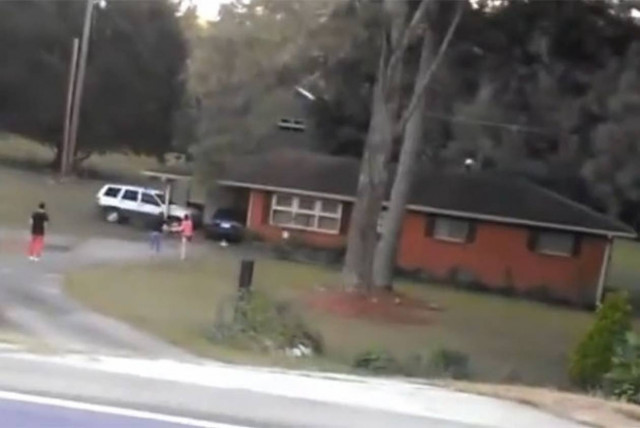 Δείτε τι έκανε επειδή έπιασε τη γυναίκα του στα «πράσα» (video)