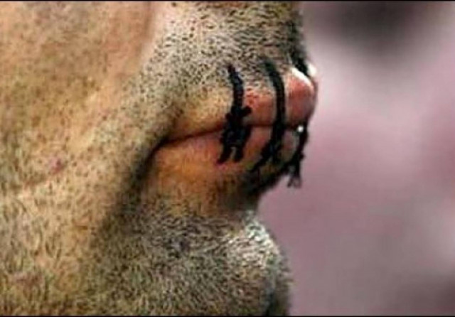 Mετανάστες έραψαν τα στόματά τους στην Κομοτηνή