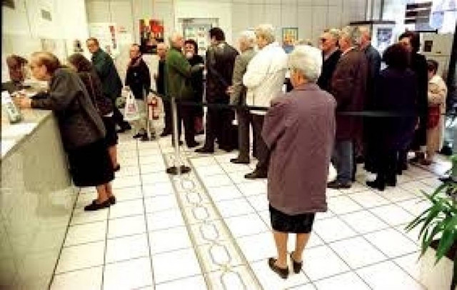 Η φορολογική «καταιγίδα» ροκανίζει τις καταθέσεις