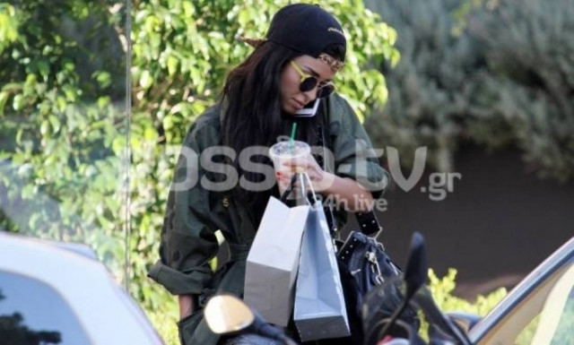 Ελένη Φουρέιρα: Ζορίζεται αλλά δεν βγάζει το χέρι από την τσέπη