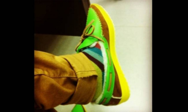 Ποιος παρουσιαστής εμφανίστηκε με αυτά τα παπούτσια σε εκπομπή;