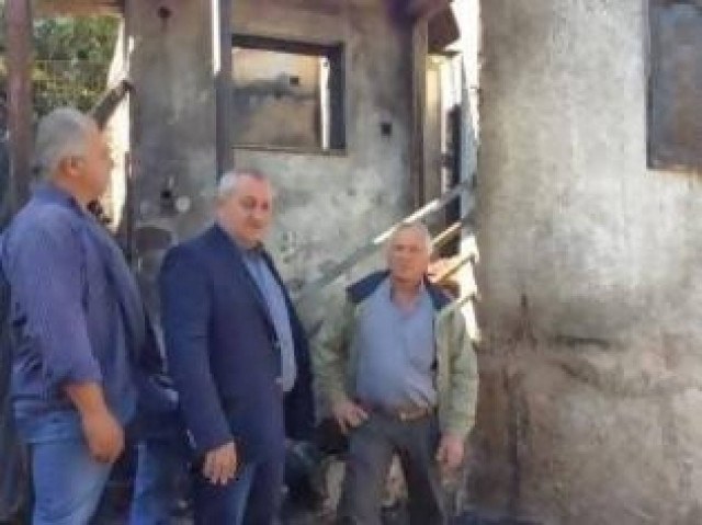 Συγχωριανοί και αντιδήμαρχος φτιάχνουν από την αρχή το καμένο σπίτι