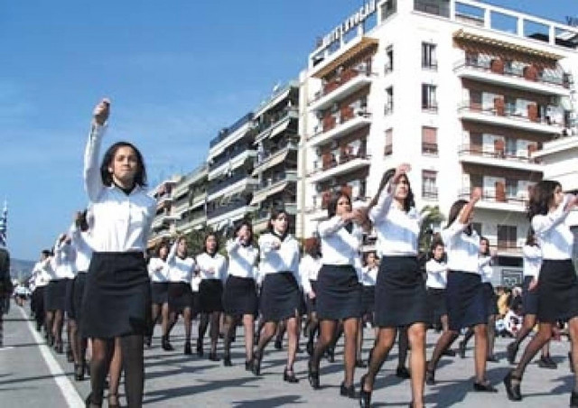 Το κοριτσάκι με το χαμόγελο που συγκίνησε στην παρέλαση (pic)