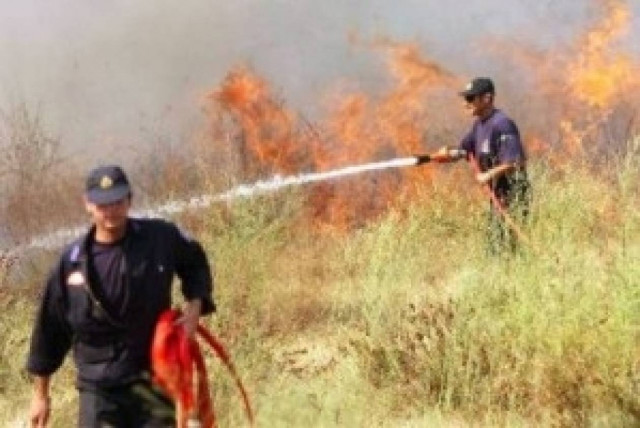 Σε εξέλιξη μεγάλη πυρκαγιά πάνω από τα Καμμένα Βούρλα