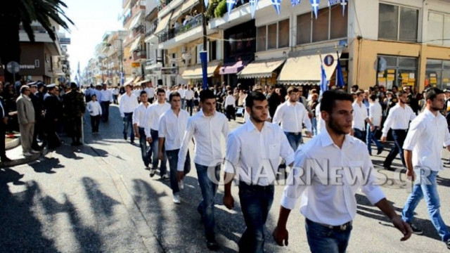 Μεσολόγγι: Μαθητές αγνόησαν τους πολιτικούς στην εξέδρα των επισήμων