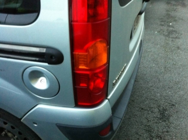 Δεν πίστευαν στα μάτια τους όταν άνοιξαν το πορτ-μπαγκάζ και βρήκαν...