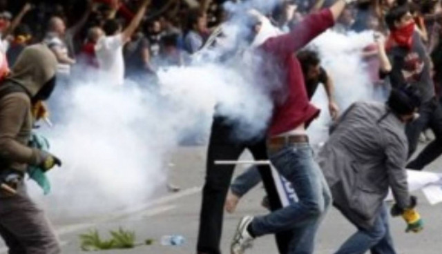 Επεισόδια σε δίκη αστυνομικού που κατηγορείται για δολοφονία διαδηλωτή