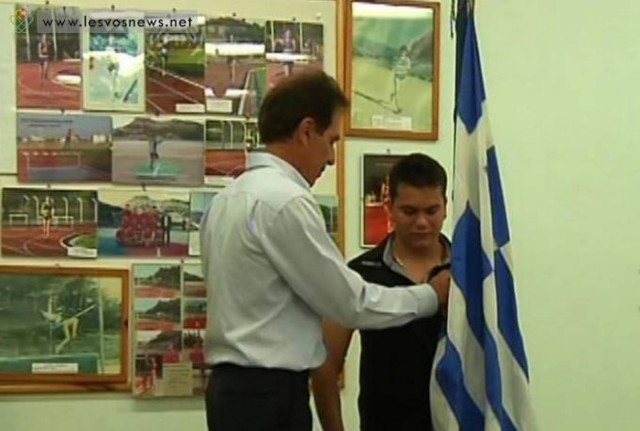 Συγκίνηση και θαυμασμός για τον σημαιοφόρο στη Μυτιλήνη