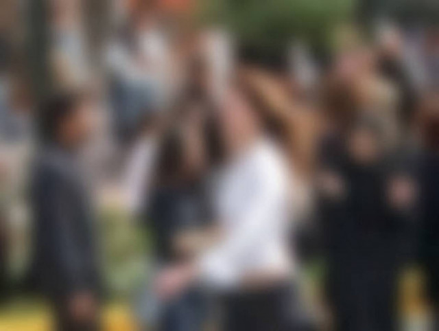 Επική γκριμάτσα γιαγιάς για το «ελαφρύ» ντύσιμο κοπέλας στην παρέλαση