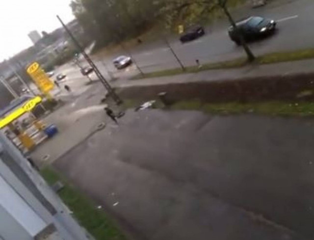 Βίντεο – ΣΟΚ: Κομμάτι κτιρίου περνάει ξυστά από δίπλα της!